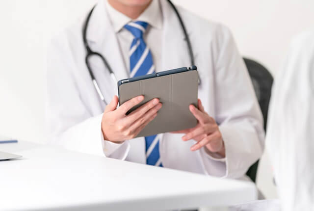患者の診察を行う医師のイメージ
