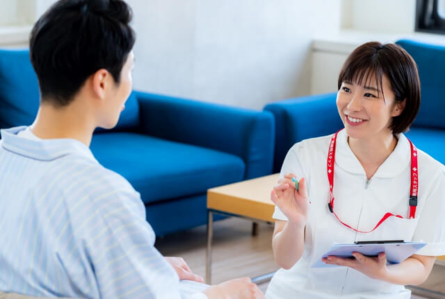 患者の問診を行う看護師のイメージ