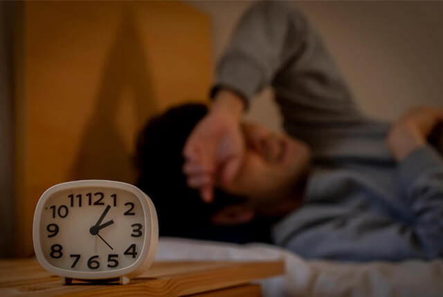 睡眠中の男性のイメージ