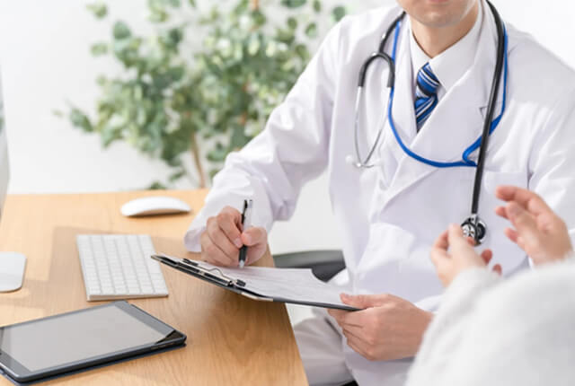 患者の診察を行う医師のイメージ