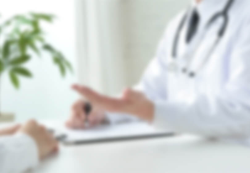 患者の診察を行う医師のイメージ