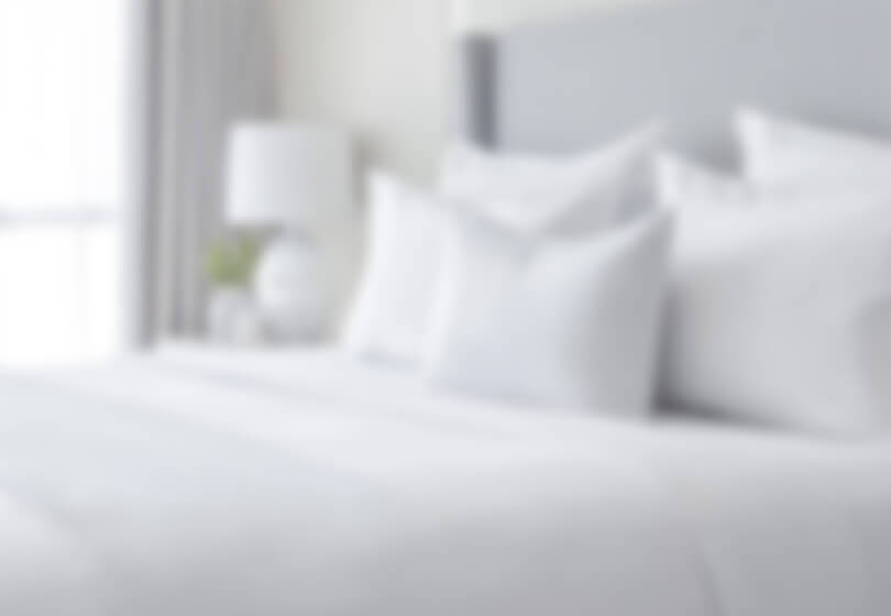 清潔な白い寝具のイメージ