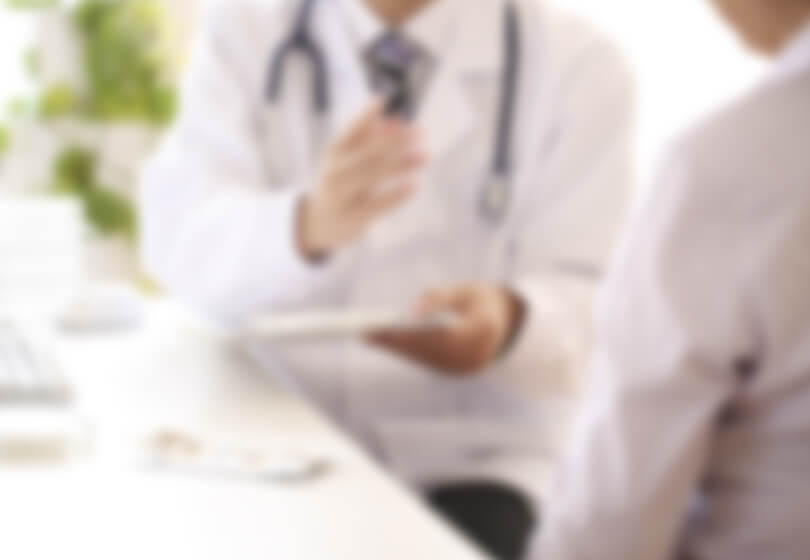 患者の診察を行う医師のイメージ