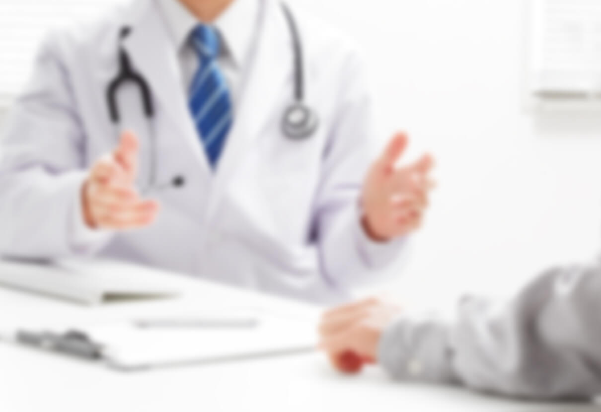 患者の診察を行う医師のイメージ